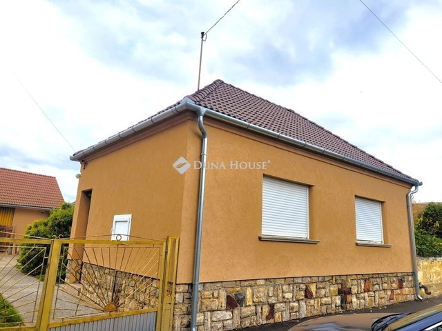 Eladó családi ház, Udvaron 42.5 M Ft, 3 szobás