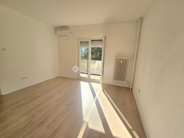 Eladó panellakás, Pécsett 51.9 M Ft, 2 szobás