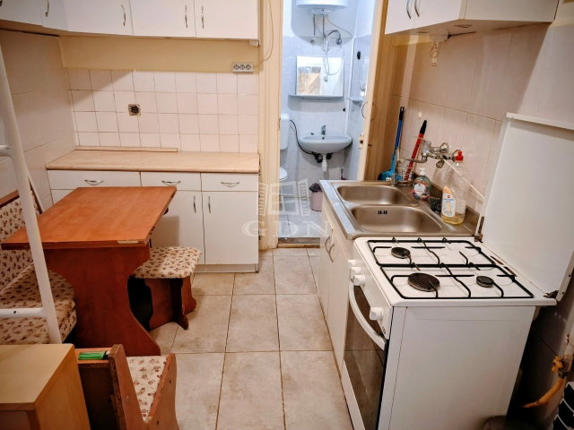 Eladó téglalakás, Budapesten, VI. kerületben, Hunyadi téren