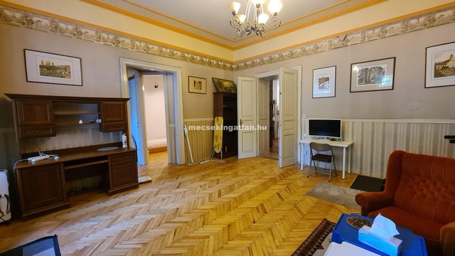 Kiadó téglalakás, albérlet, Pécsett, Szent István téren
