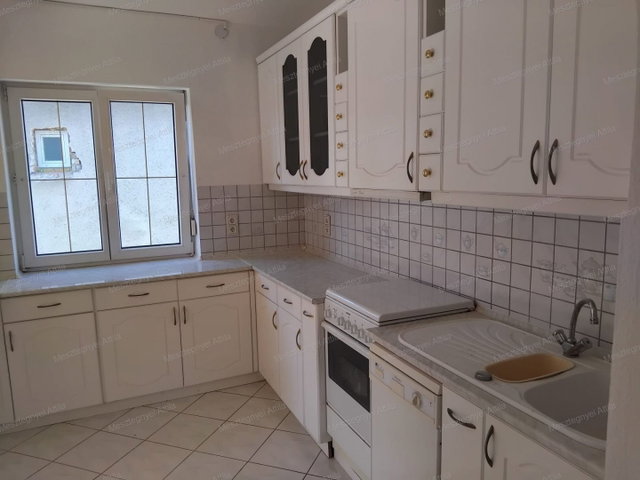 Eladó családi ház, Sopronban 99.9 M Ft, 5 szobás