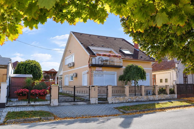 Eladó családi ház, Siófokon 169.9 M Ft, 7 szobás