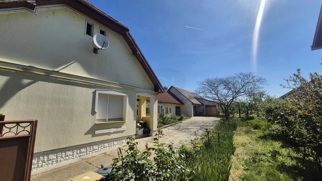 Eladó családi ház, Baján 79.9 M Ft, 6 szobás