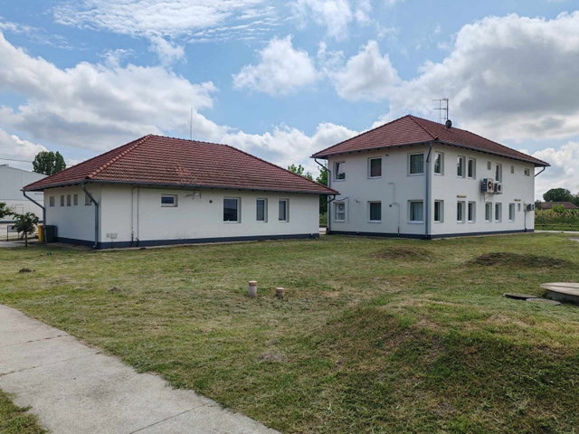 Kiadó ipari ingatlan, Röszkén 2650 E Ft / hó