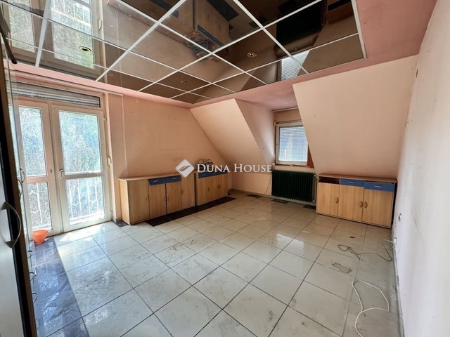 Eladó családi ház, Vácon 89.9 M Ft, 5 szobás