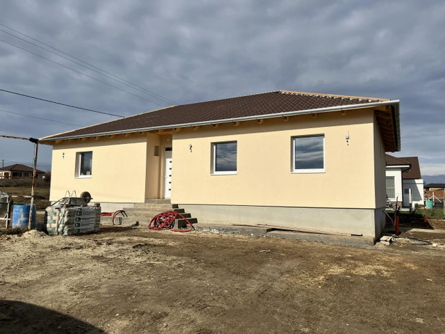 Eladó családi ház, Száron 99 M Ft, 5 szobás