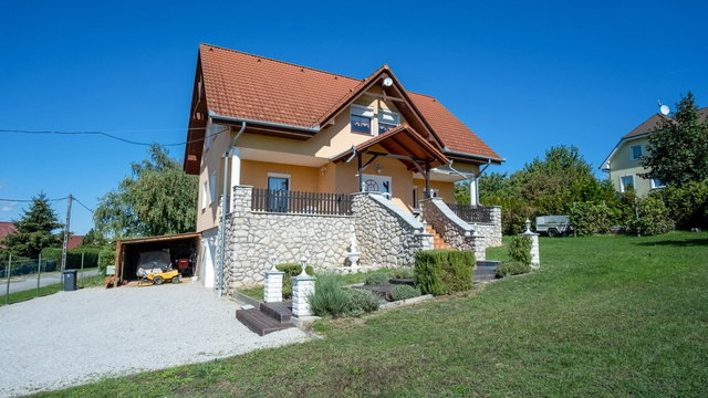 Eladó családi ház, Rezin 108.9 M Ft, 4 szobás