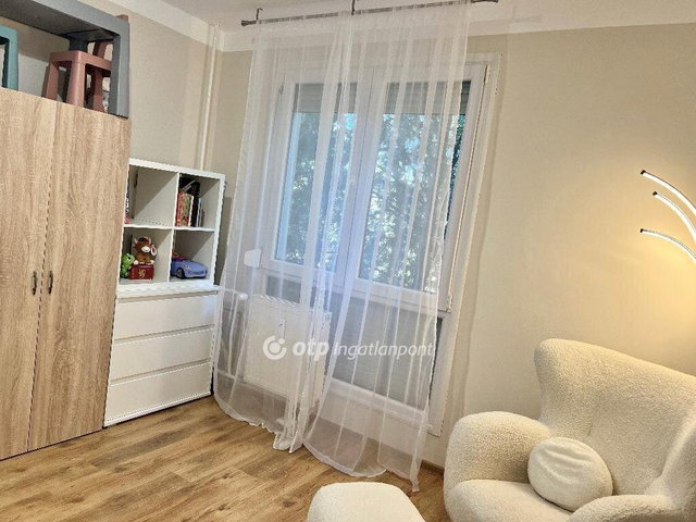 Eladó panellakás, Komlón 25.9 M Ft, 2 szobás