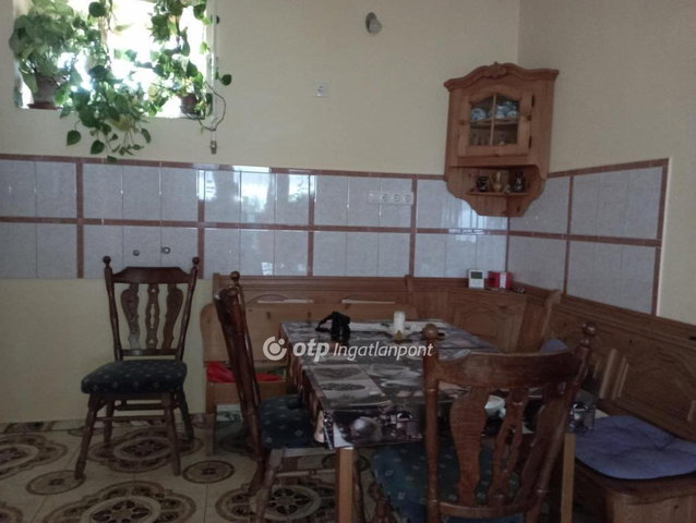 Eladó családi ház, Majson 20 M Ft, 2 szobás