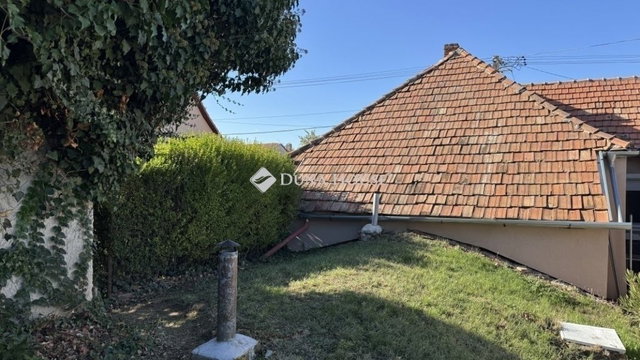 Eladó családi ház, Pécsett 36.9 M Ft, 3 szobás