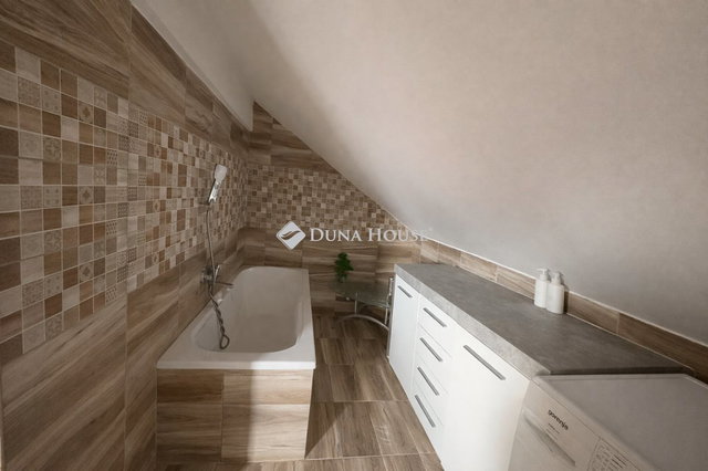 Eladó családi ház, Bakson 82 M Ft, 6 szobás