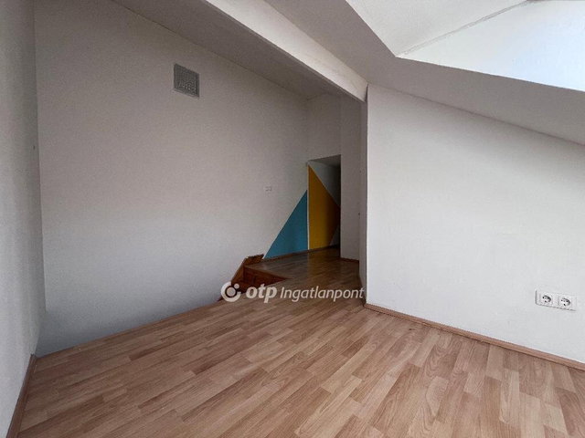 Eladó téglalakás, Pécsett 95.5 M Ft, 3 szobás