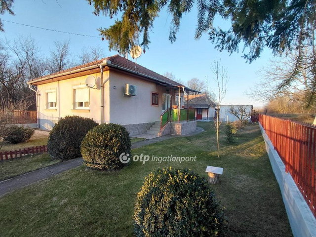 Eladó nyaraló, Jászberényben 30 M Ft, 2 szobás