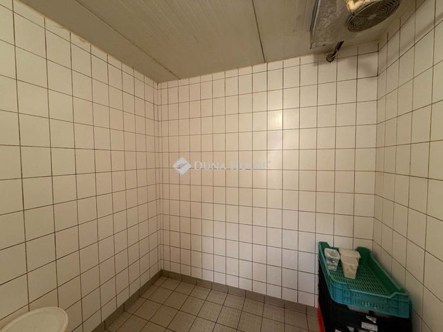 Eladó üzlethelyiség, Kisújszálláson 95 M Ft
