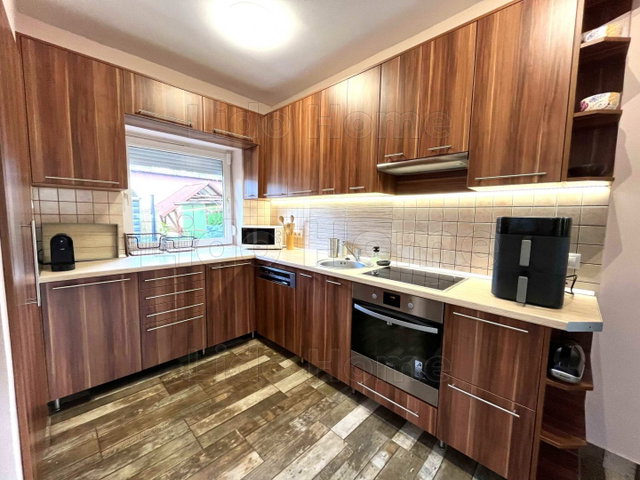 Eladó családi ház, Balatonfenyvesen 115 M Ft, 6 szobás