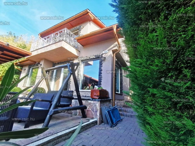 Eladó családi ház, Szentendrén 245 M Ft, 7 szobás