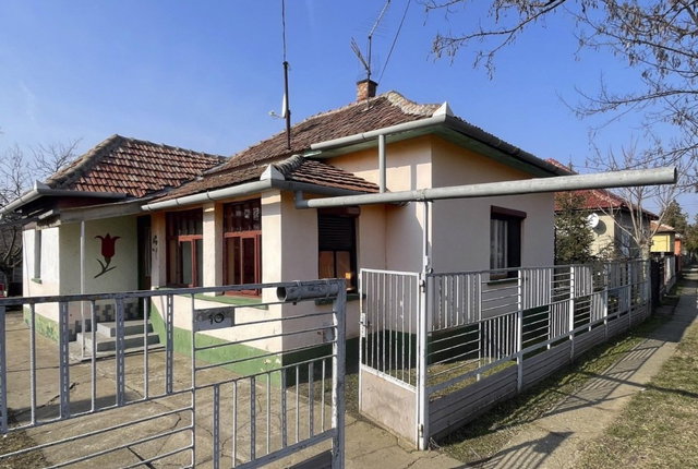 Eladó családi ház, Fegyverneken, Dankó úton 6.1 M Ft, 1 szobás