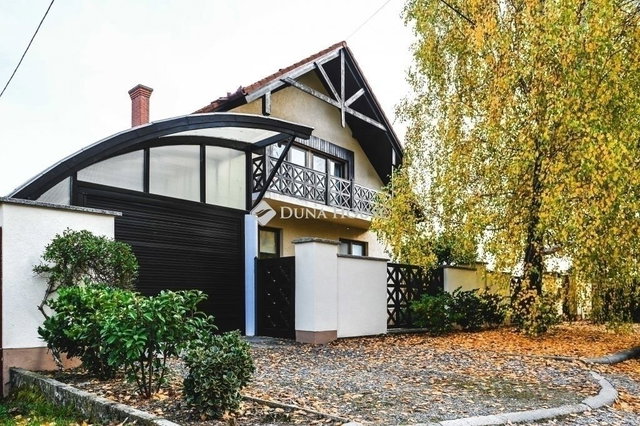 Eladó családi ház, Pécsett 145 M Ft, 7 szobás