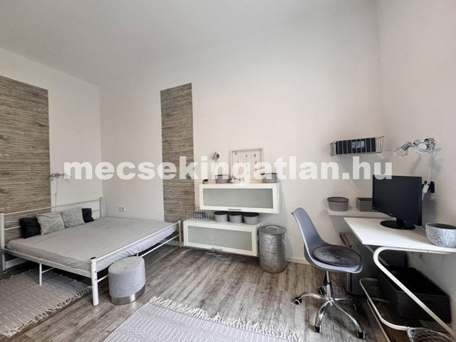 Kiadó téglalakás, albérlet, Pécsett 300 E Ft / hó, 3 szobás