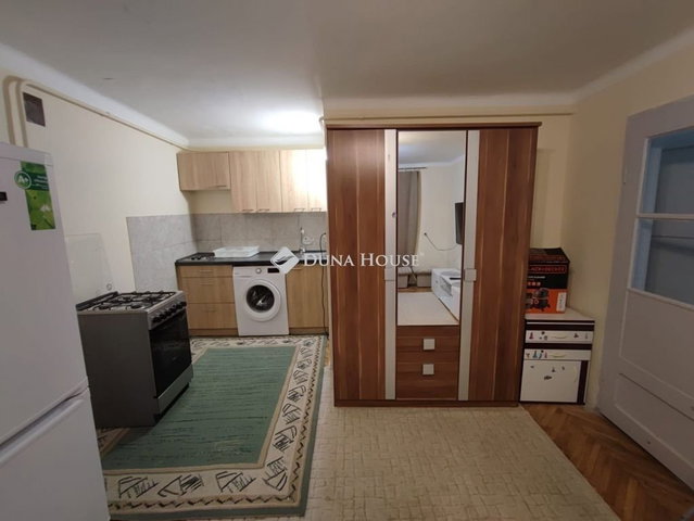 Eladó téglalakás, Pécsett 35 M Ft, 2 szobás