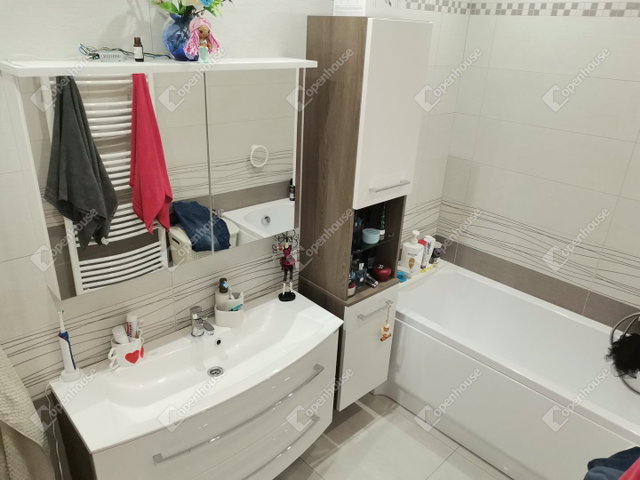 Eladó családi ház, Komáromban 180 M Ft, 8 szobás