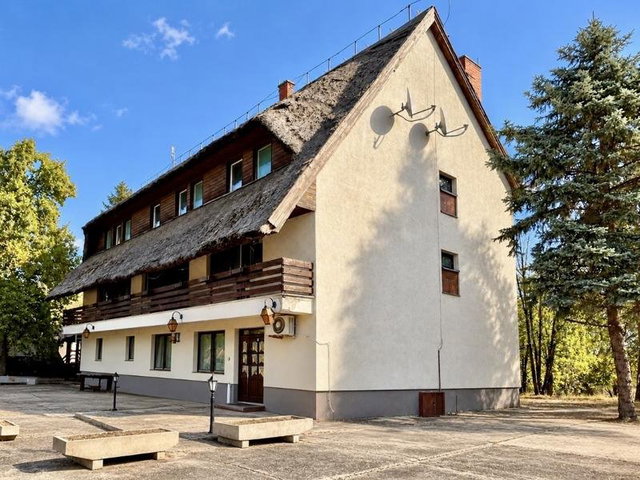 Eladó hotel, Jászberényben 150 M Ft, 15 szobás