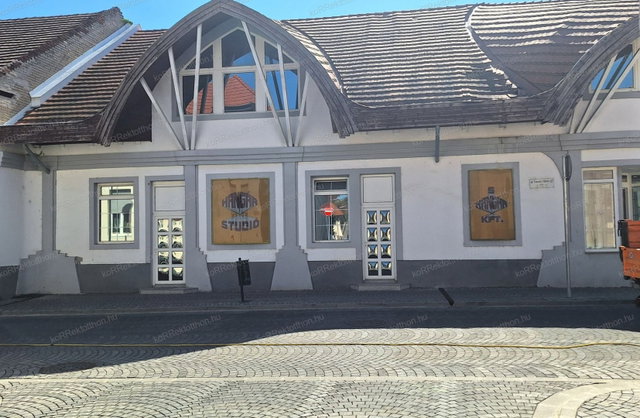 Eladó családi ház, Jászberényben 190 M Ft, 5 szobás