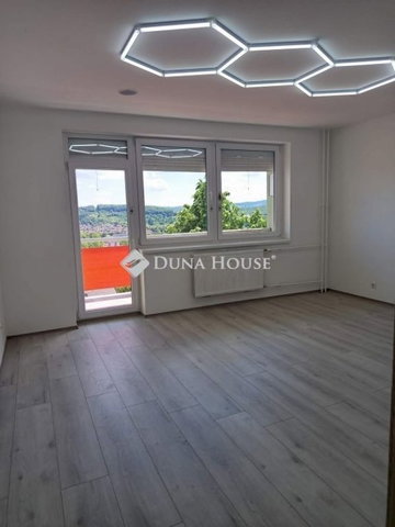 Eladó téglalakás, Komlón 41 M Ft, 3 szobás