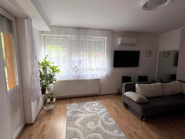 Eladó téglalakás, Szigetszentmiklóson 61.8 M Ft, 2 szobás