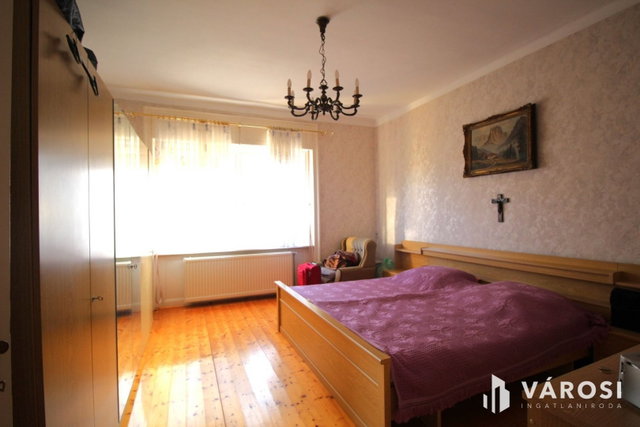 Eladó családi ház, Bőn 89.9 M Ft, 8 szobás
