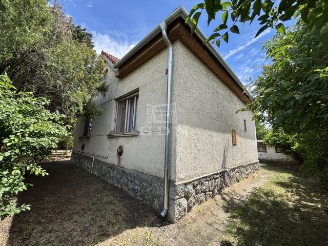 Eladó családi ház, Komáromban 59.99 M Ft, 2 szobás