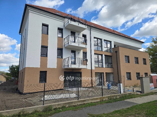 Eladó téglalakás, Pápán 47.99 M Ft, 1+1 szobás