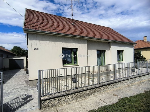 Eladó családi ház, Nagybajcson 99 M Ft, 4 szobás