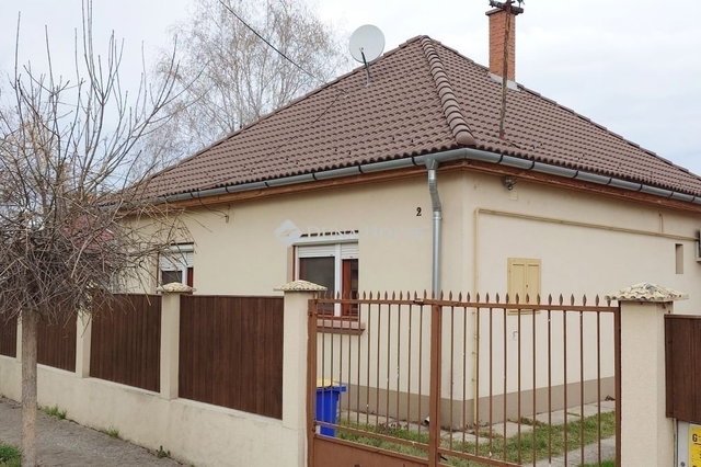 Eladó családi ház, Kecskeméten 74.99 M Ft, 4 szobás