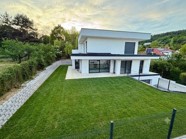 Eladó családi ház, Budapesten, III. kerületben 450 M Ft