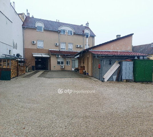 Eladó családi ház, Nagykanizsán 250 M Ft, 10 szobás