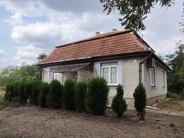 Eladó családi ház, Dánszentmiklóson 65.5 M Ft, 3 szobás