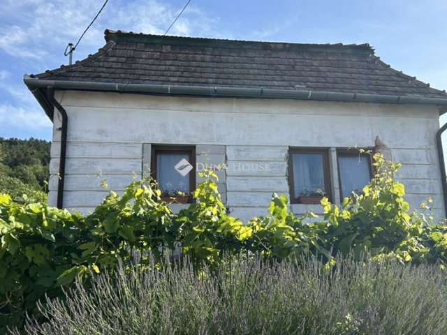 Eladó családi ház, Csabdiban 89.9 M Ft, 5 szobás