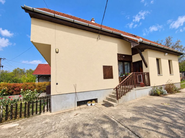 Eladó családi ház, Ercsiben 89.9 M Ft, 6 szobás