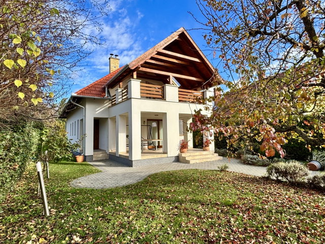 Eladó családi ház, Balatonfüreden 199.8 M Ft, 6 szobás