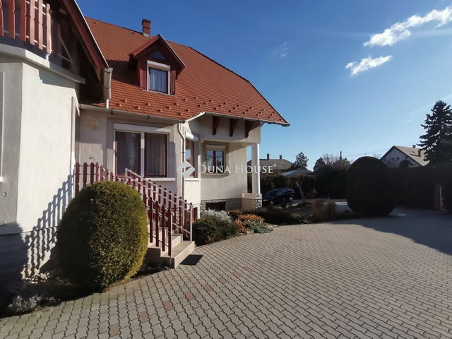 Eladó családi ház, Balatonfüreden 590 M Ft, 14 szobás