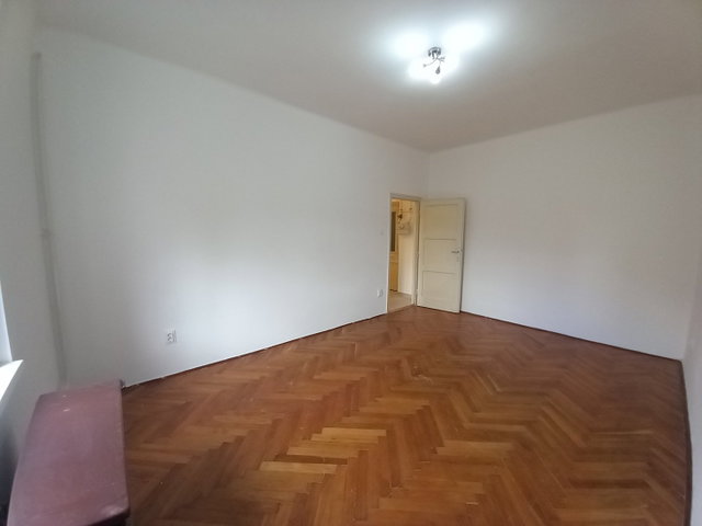 Kiadó téglalakás, albérlet, Pécsett, Feketegyémánt téren