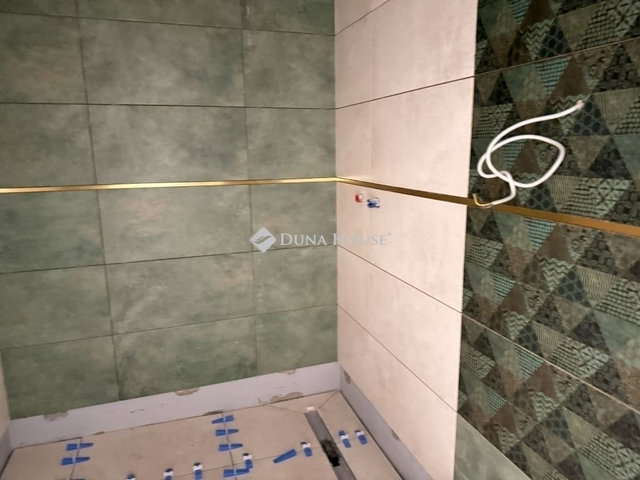 Eladó panellakás, Pécsett 48.9 M Ft, 3 szobás