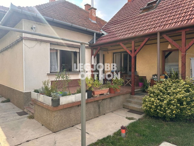 Eladó családi ház, Cegléden 75 M Ft, 6 szobás