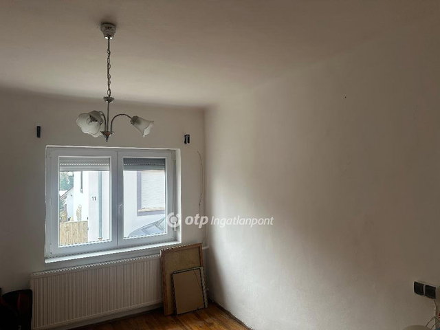 Eladó családi ház, Pécsett 60 M Ft, 3 szobás