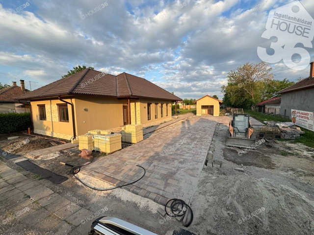 Eladó családi ház, Kecskeméten 98.7 M Ft, 4 szobás