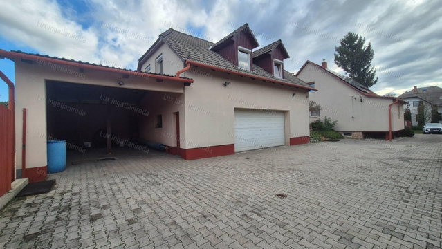 Eladó családi ház, Oroszlányban 109 M Ft, 4 szobás