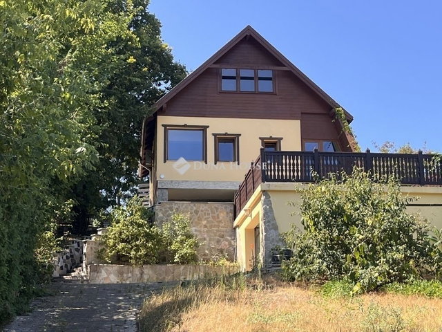 Eladó családi ház, Esztergomban 102 M Ft, 4 szobás