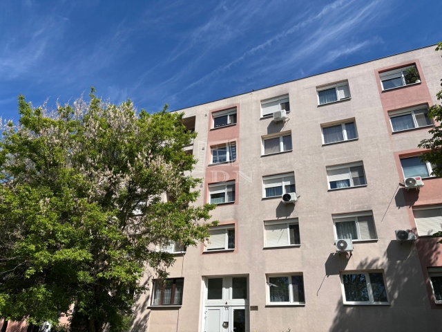 Eladó panellakás, Komáromban 40 M Ft, 2 szobás