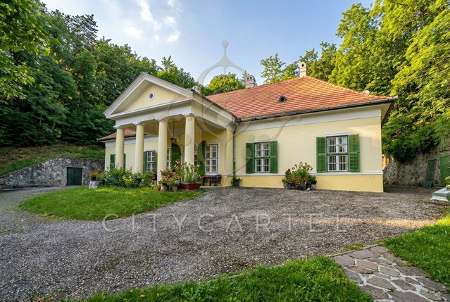 Eladó családi ház, Esztergomban 441.444 M Ft, 14 szobás